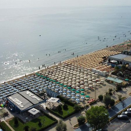 Hotel Esperia Алба Адриатика Екстериор снимка